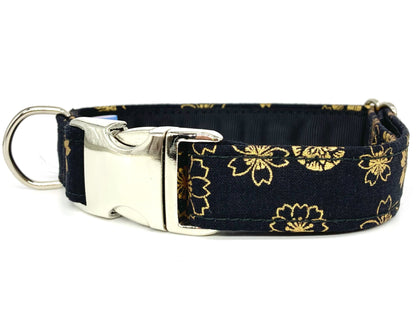 Collar negro con flores doradas