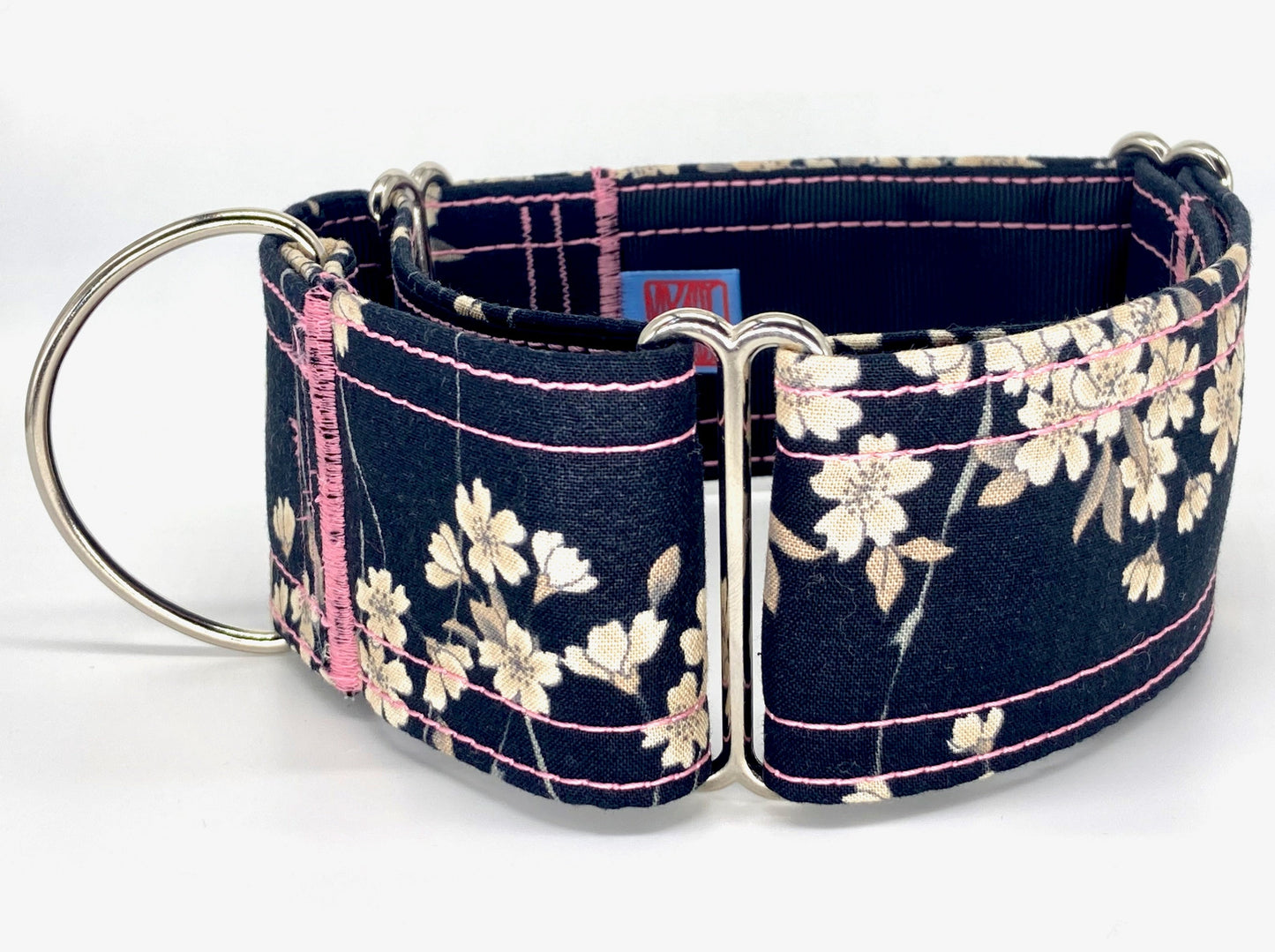 Collar martingale Saki negro con flor cerezo