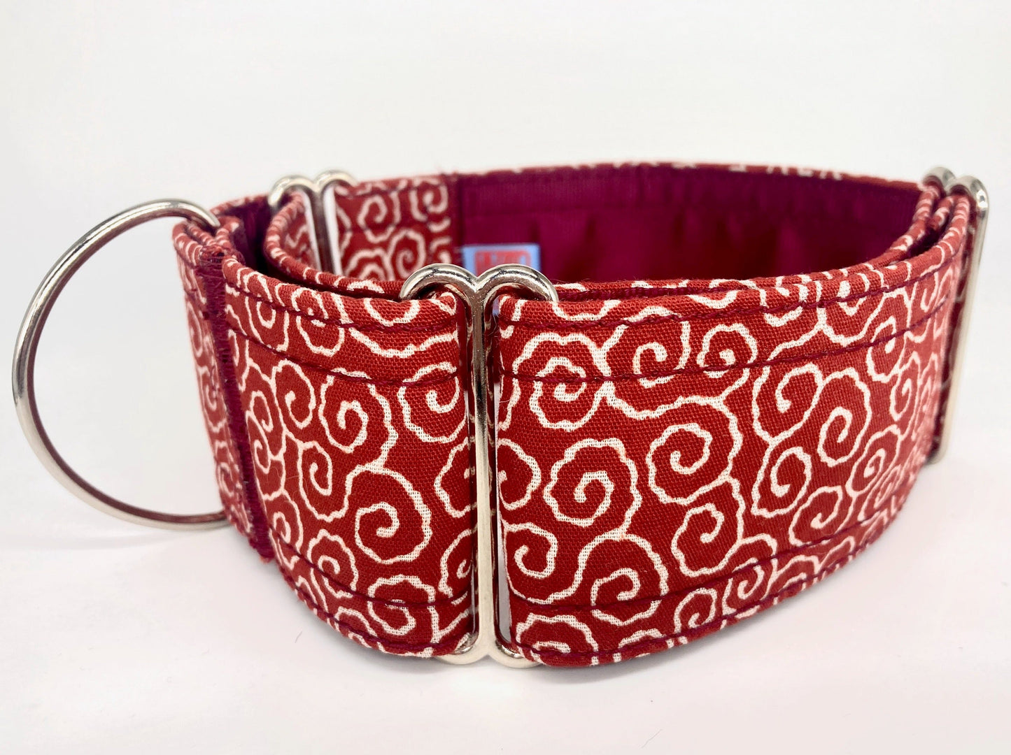 collar martingale rojo y remolinos blancos