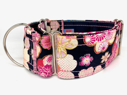 Collar Martingale negro con flores rosas