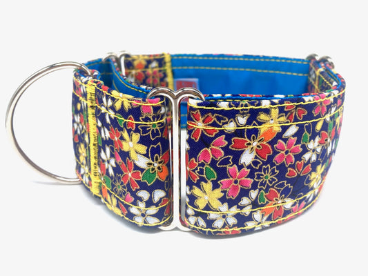 collar martingale con flores de color vivo