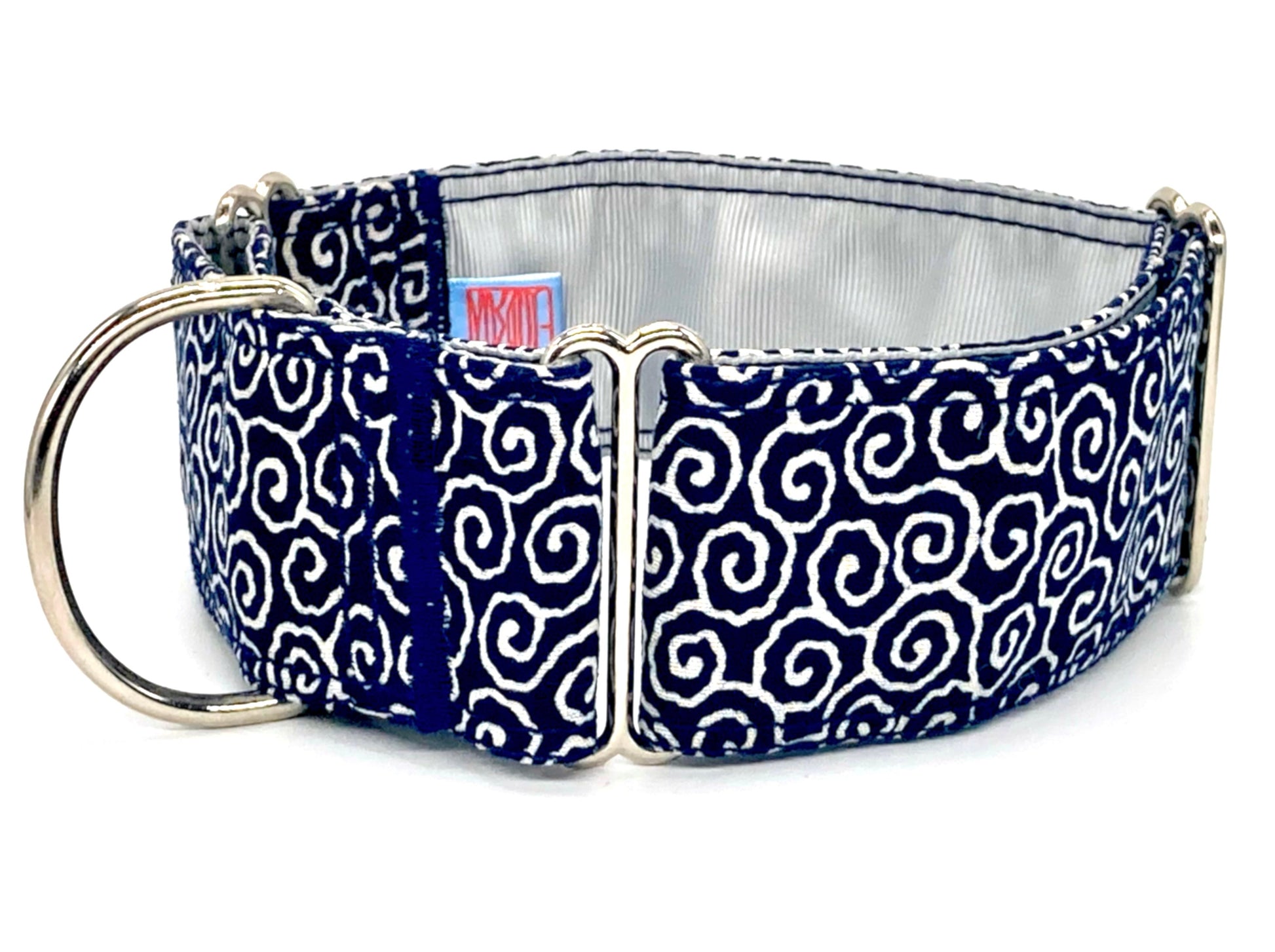 Collar martingale azul con remolinos pequeños refrescante