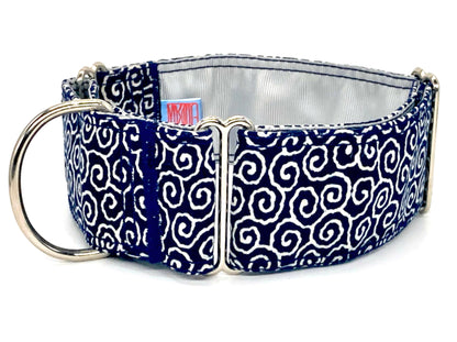 Collar martingale azul con remolinos pequeños refrescante