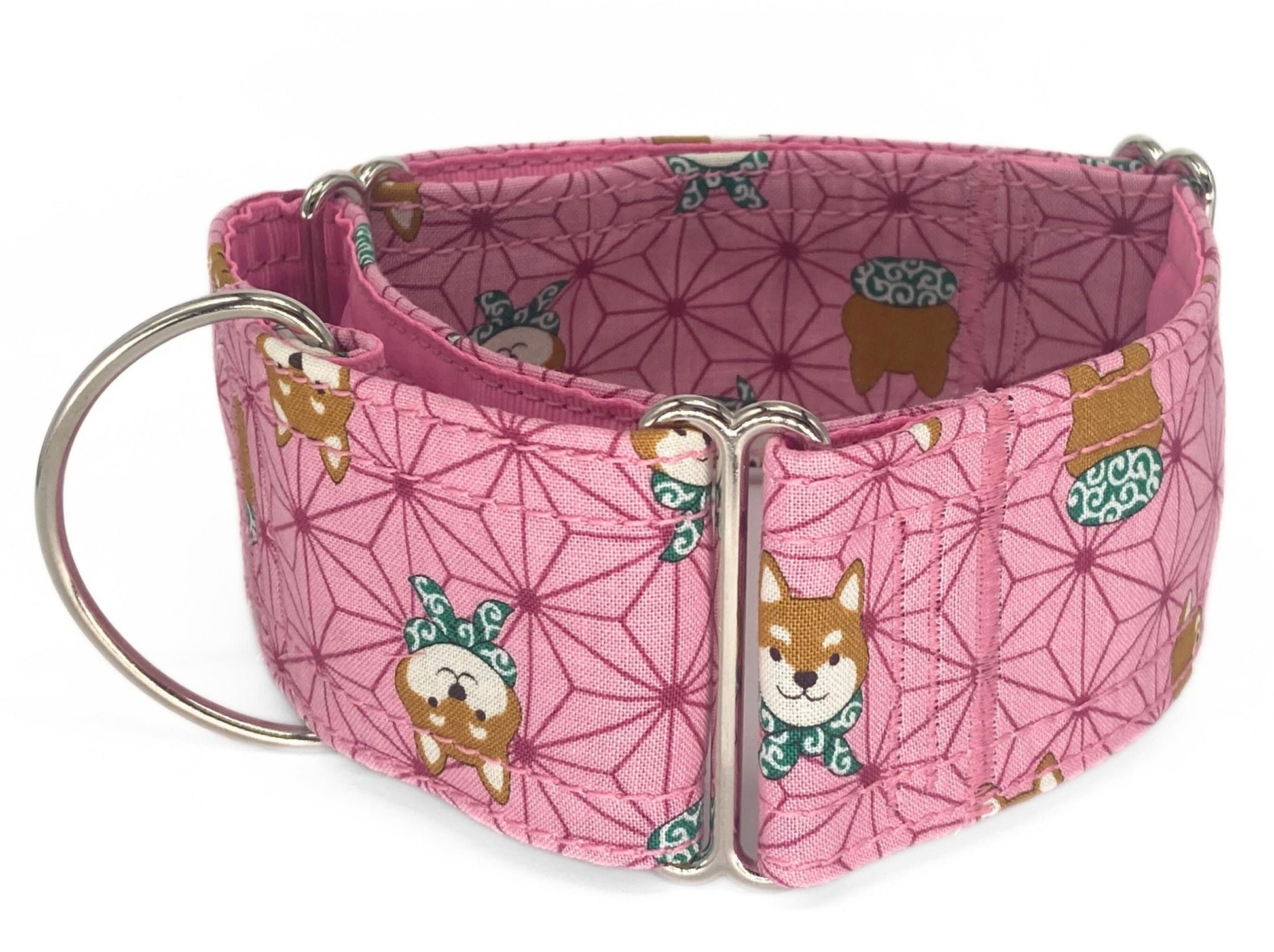 Collar martingala de tela rosa con estampado asanoha y dibujo de dulce shiba inu